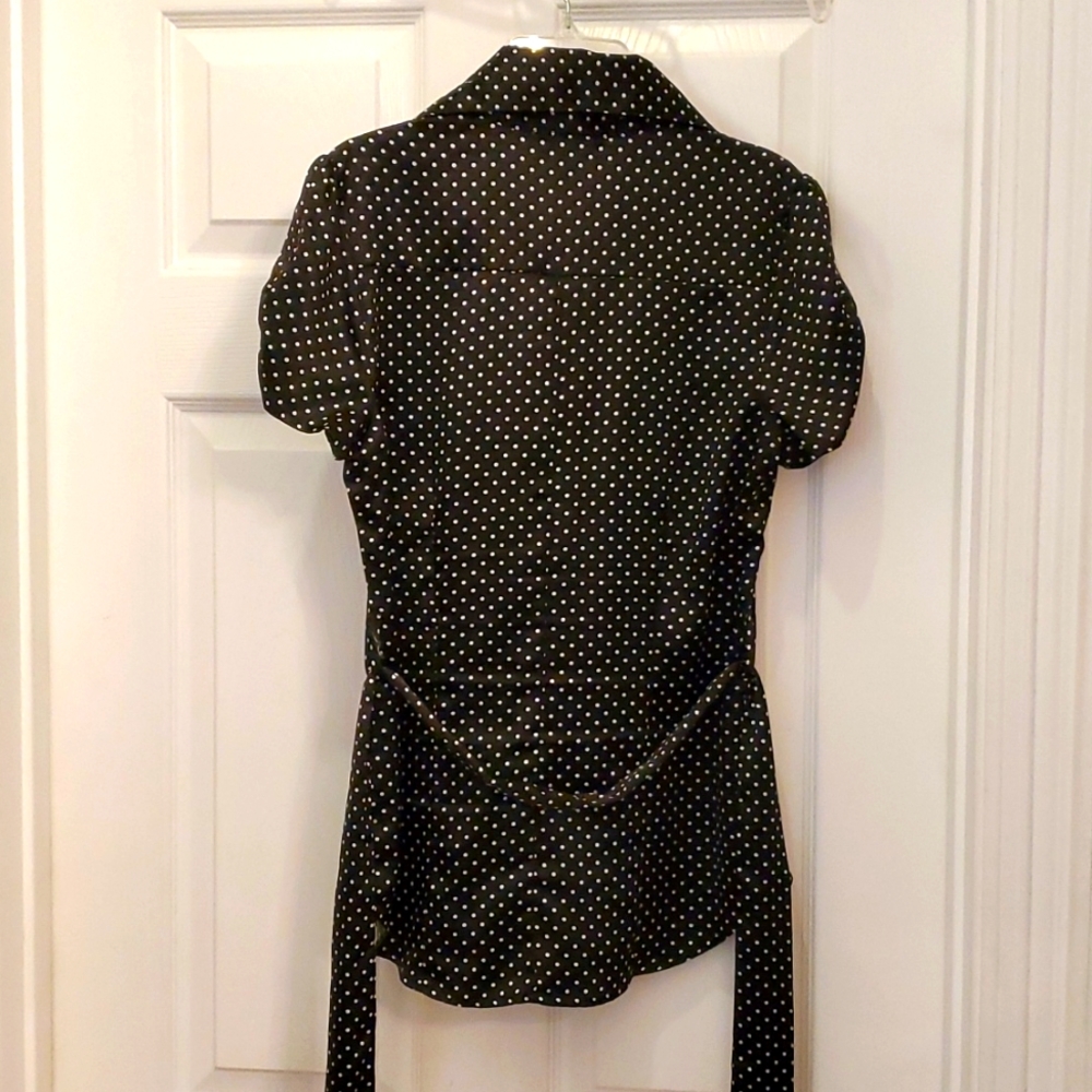 Iz Byer Women's Black & White Polka Dot Button Up Collared Belted Top - Picture 4 of 5